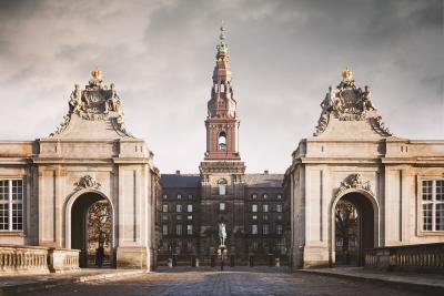 Et gråt billede af Christiansborg Slot - det danske parlament